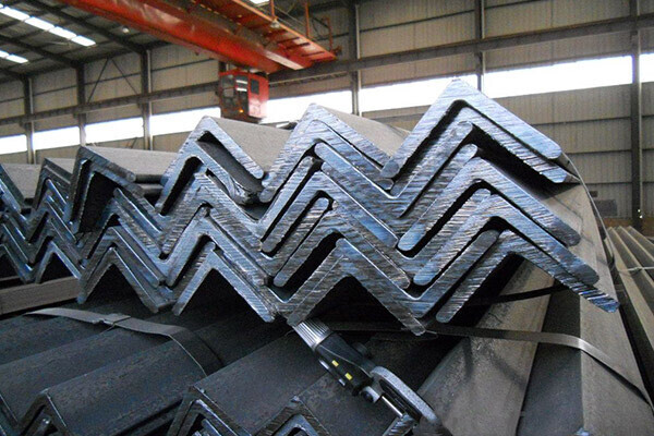 Which is better, carbon steel or stainless steel?