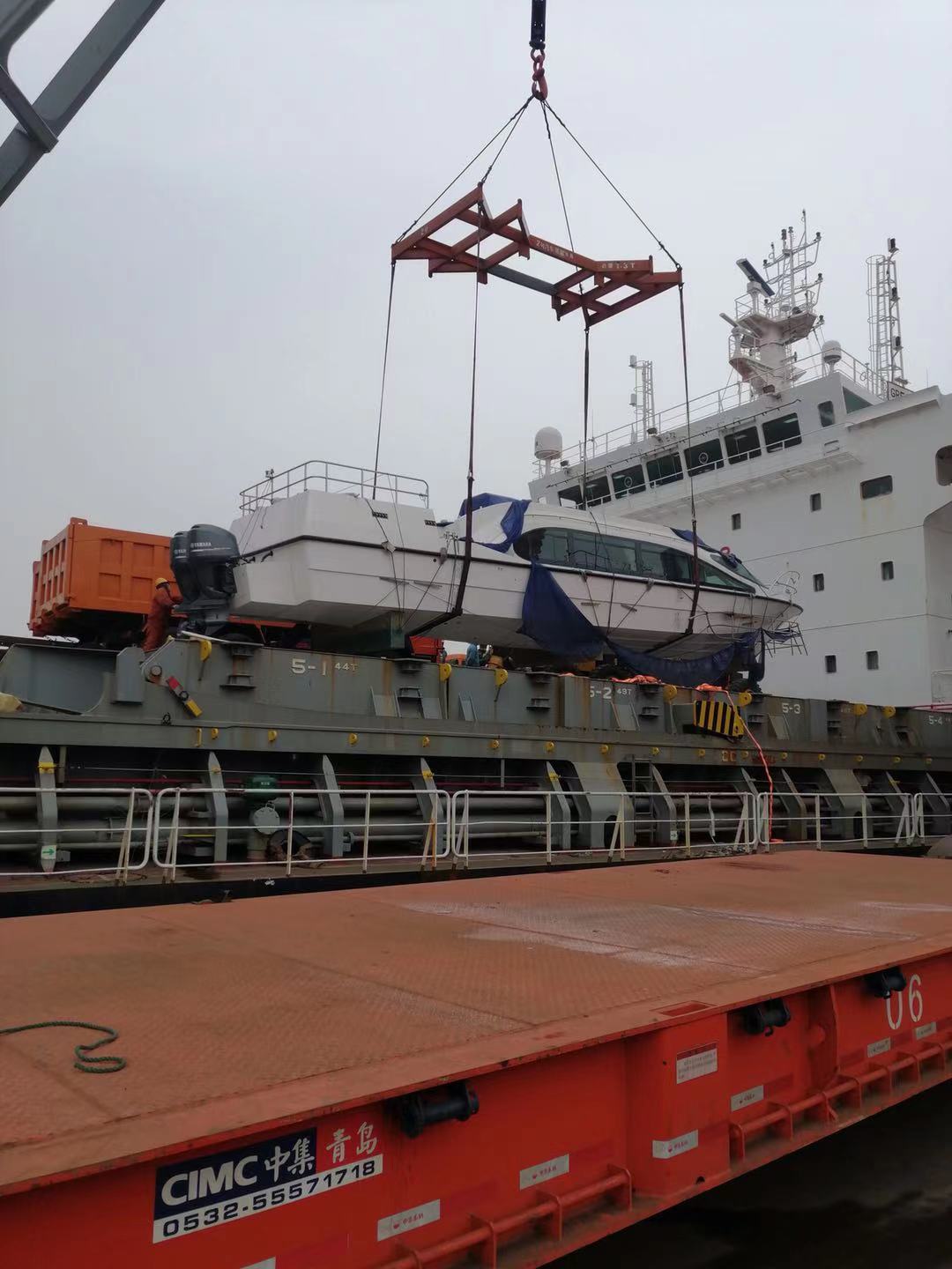 Bateau à passagers en fibre de verre de 16 m de longueur et 40 places, expédié au Rwanda.