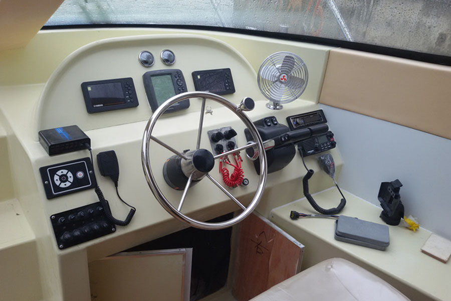 Bateau ferry en fibre de verre de 13,8 m pouvant accueillir 36 personnes et doté d'un moteur diesel inboard à vendre