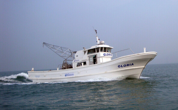 Barco pesquero comercial de 17 m en el Congo.