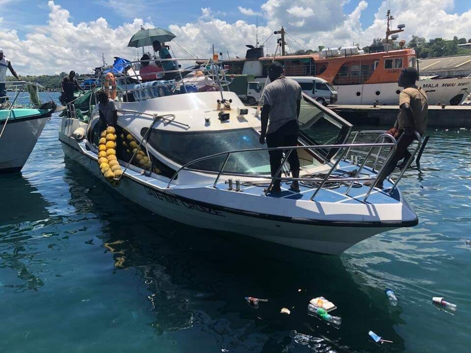 Ferry de pasajeros de 13,8 m en las Islas Salomón.