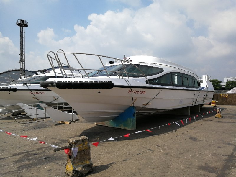 6 unidades de botes para tripulación de fibra de vidrio de 16 m de largo en Perú