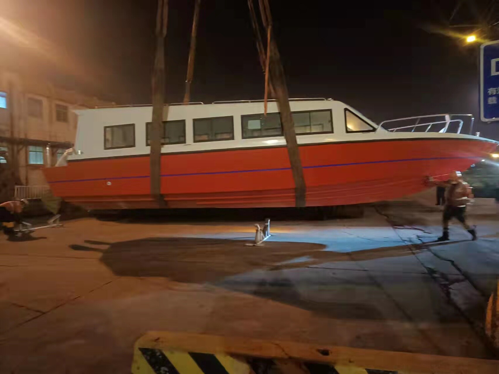 Barco de pasajeros de fibra de vidrio de 11,5 m de longitud y 25 plazas enviado a Ruanda 