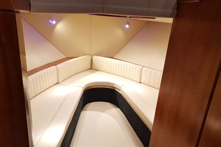 Barco de pesca deportiva de crucero con fly de fibra de vidrio de 36 pies a la venta