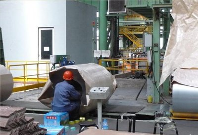 Wrap the whole stainless steel coil and seal the two ends with rainproof cardboard of the same size along the circumferential...