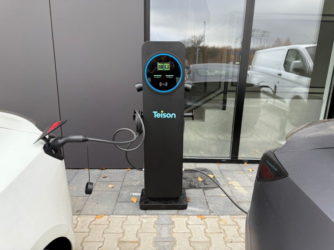 Chargeur rapide pour véhicules électriques à double prise Teison Smart Twins installé en Pologne, 2024 Chargeur rapide pour véhicules électriques à double prise Teison Smart Twins installé en Pologne, 2024