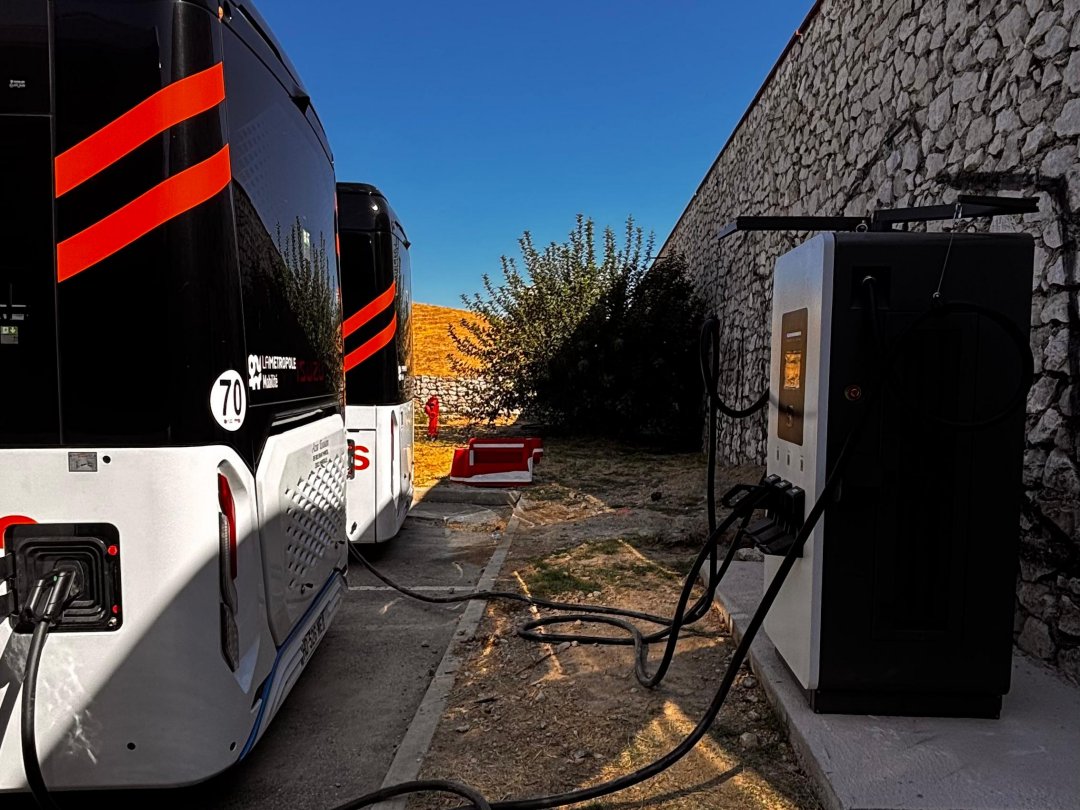 Teison Chargeur rapide CC EV 180 kW avec système de gestion de câble installé en France, 2025 Teison Chargeur rapide CC EV 180 kW avec système de gestion de câble installé en France, 2025
