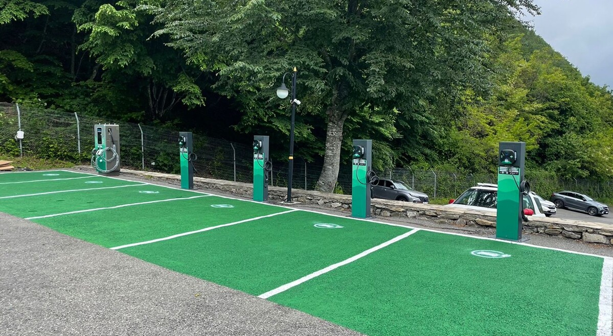 Installation von 4 Wallbox-Ladegeräten und 1 DC-Ladestation in AZ