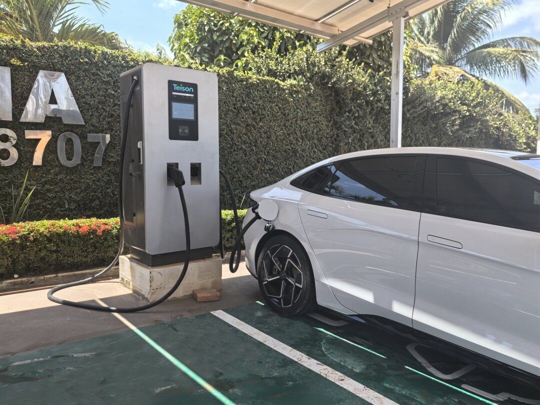 Teison DC Pro 120 kW DC-Schnellladestation im Parkplatz installiert, 2024 Teison DC Pro 120 kW DC-Schnellladestation im Parkplatz installiert, 2024