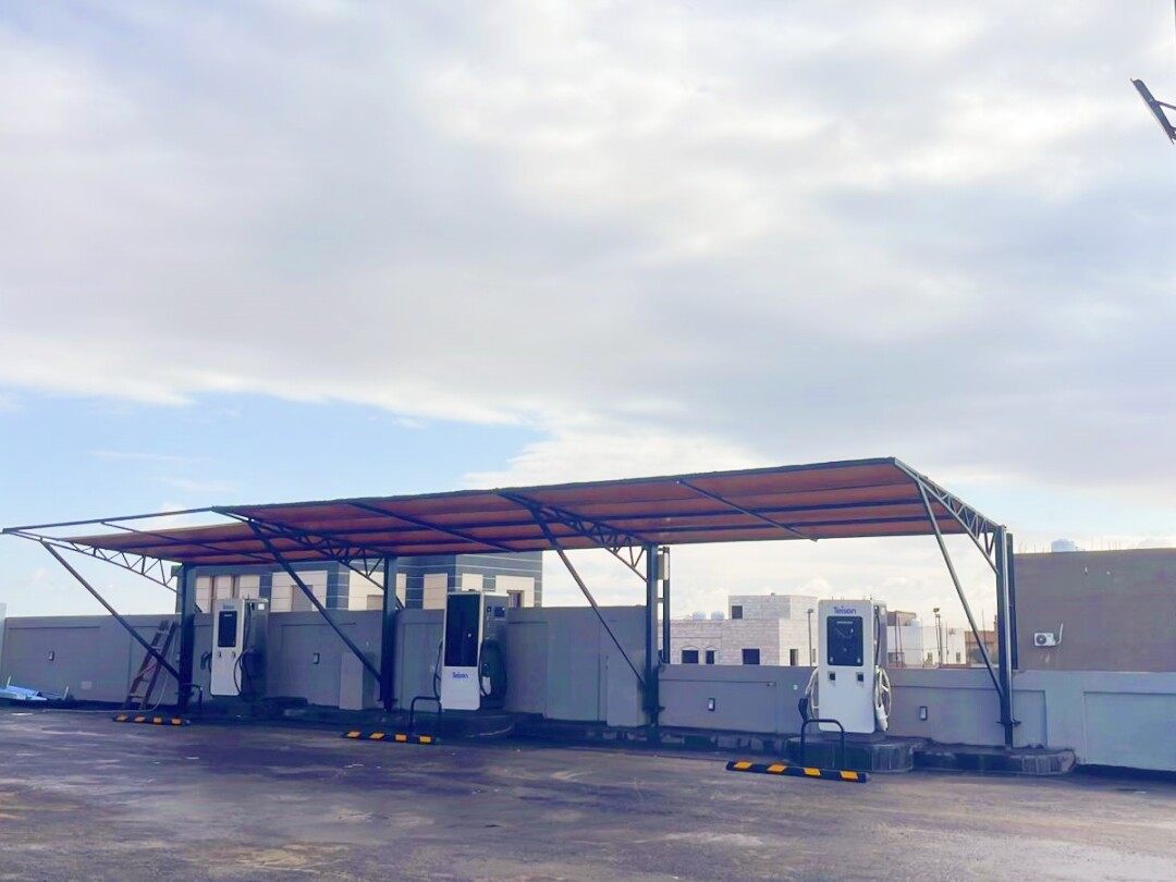 Teison 60kW DC Vision 43'Inch reklám képernyő ev töltő és 120kW DC Pro telepítve Jordániában, 2025