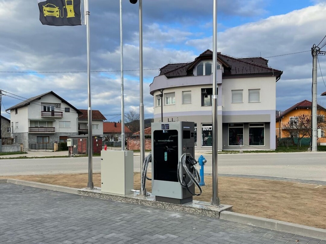 Teison 60kW DC Pro ev gyorstöltő 43'inch jól látható reklámképernyők UV védelem Bosznia-Hercegovinában, 2025