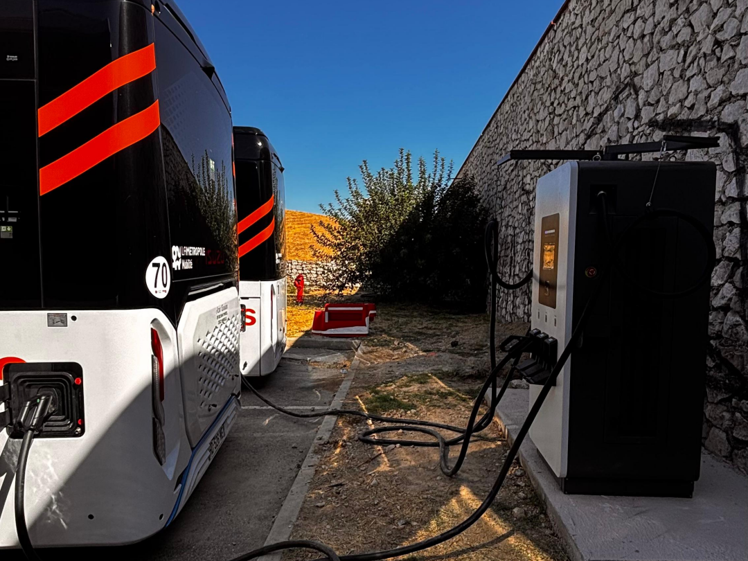 Teison 180kW DC EV Snellaadstation CCS2 met kabelbeheersysteem geïnstalleerd in Frankrijk, 2025