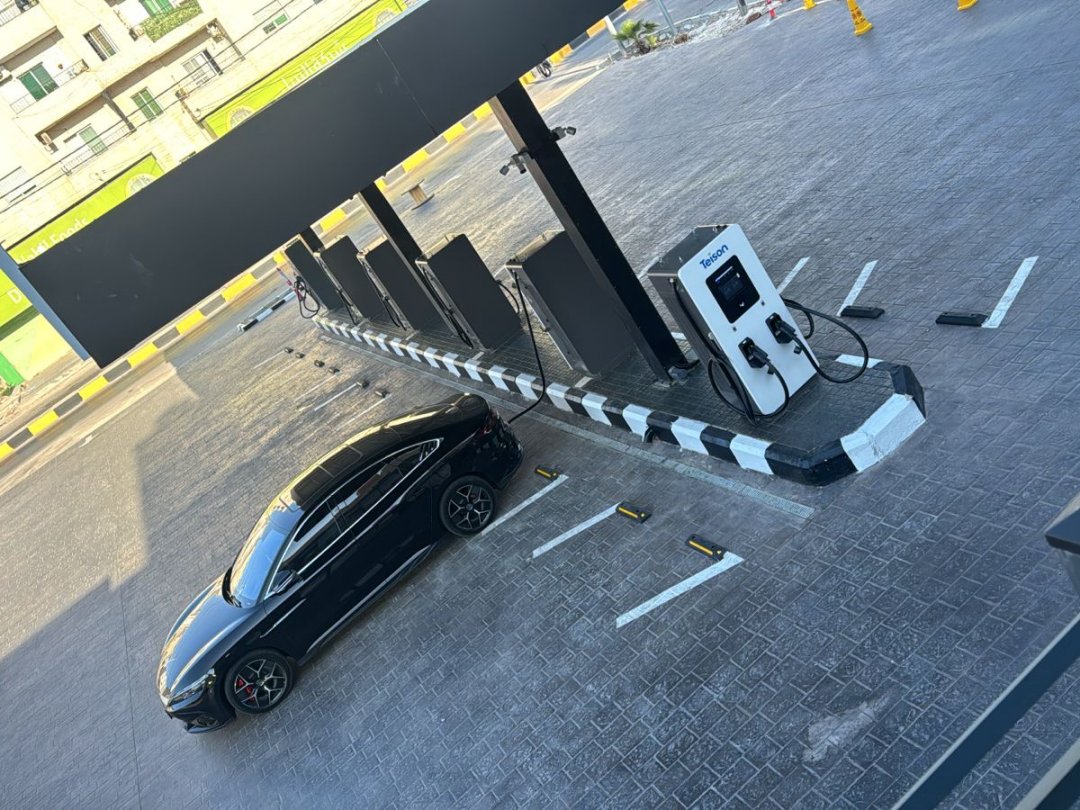 Teison DC Pro 180kW commerciële snellaadstation met CCS2+GBT-stekker geïnstalleerd in Jordanië, 2025