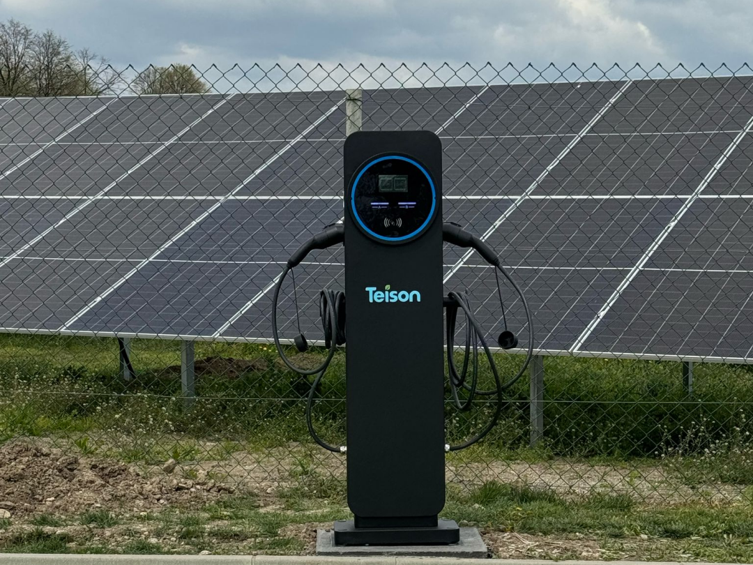 Teison 2*22kW Smart OCPP Twins laddningsstolpe för elbilar installerad i Serbien, 2025