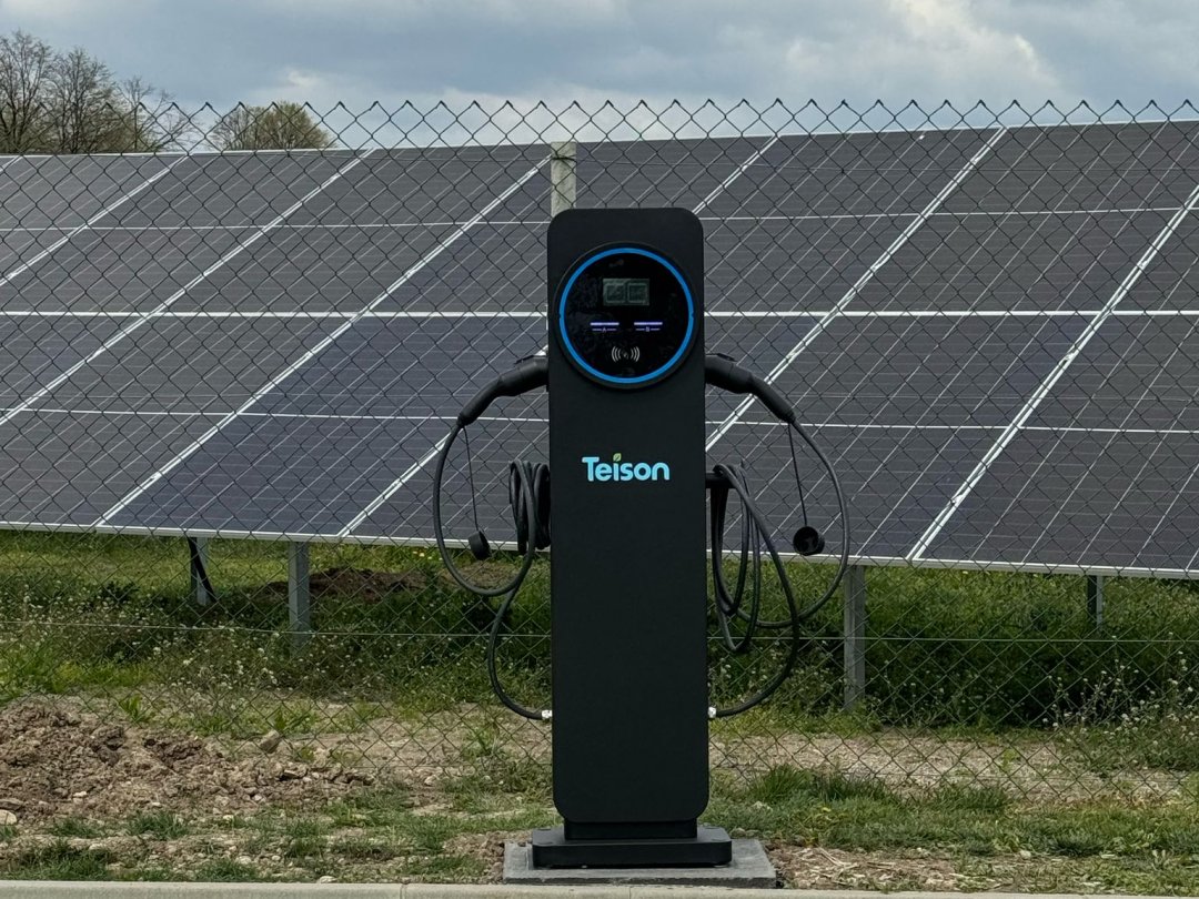 Teison 2*22kW Smart OCPP Twins laddningsstolpe för elbilar installerad i Serbien, 2025 Teison 2*22kW Smart OCPP Twins laddningsstolpe för elbilar installerad i Serbien, 2025