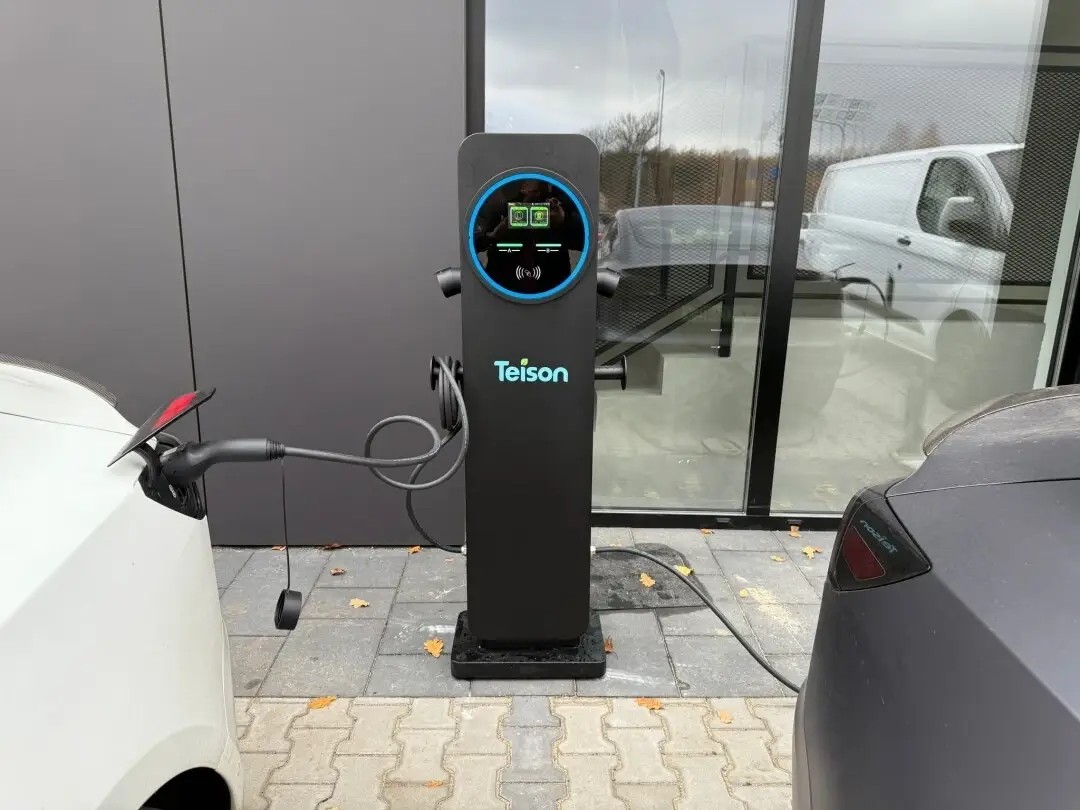 Teison 2*22kW Smart Twins Dual Socket Fast EV-lader installert i Polen, 2024 Teison Smart Twins Dual Socket Fast EV Charger installert i Polen, 2024.jpg