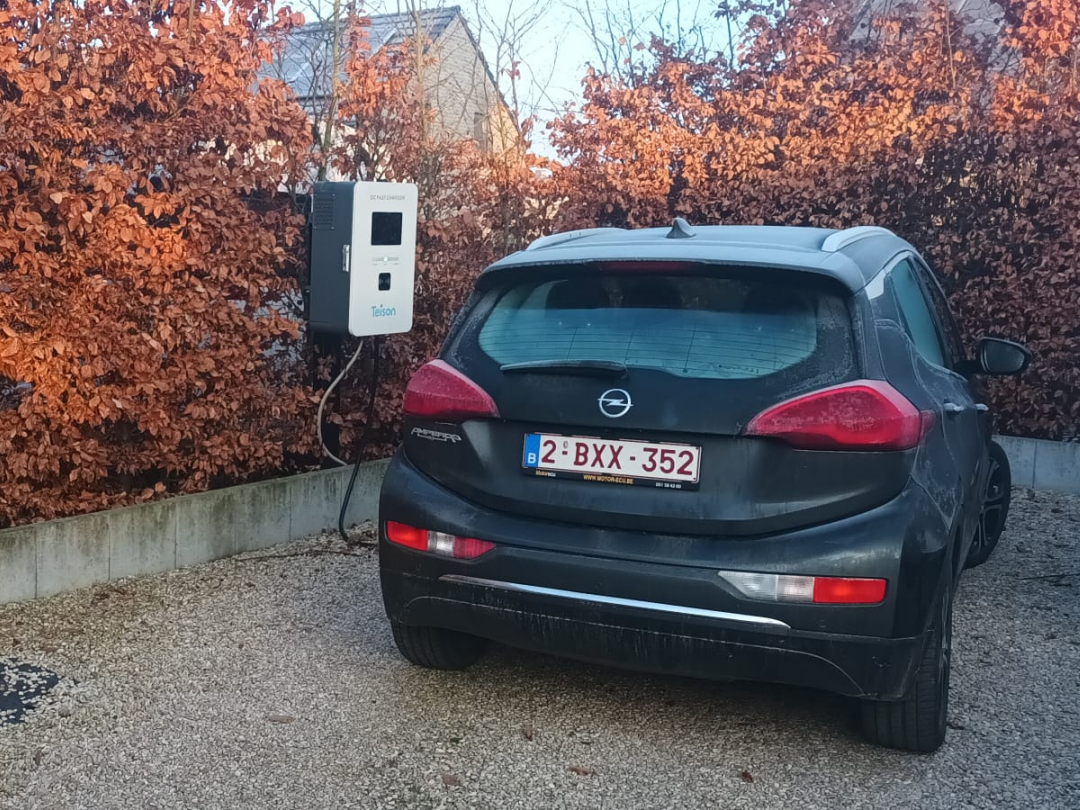 Belçika'daki bir Teison 30kW DC hızlı şarj istasyonunda park halinde duran bir elektrikli araç, sessizce EV'lerini şarj ediyor.