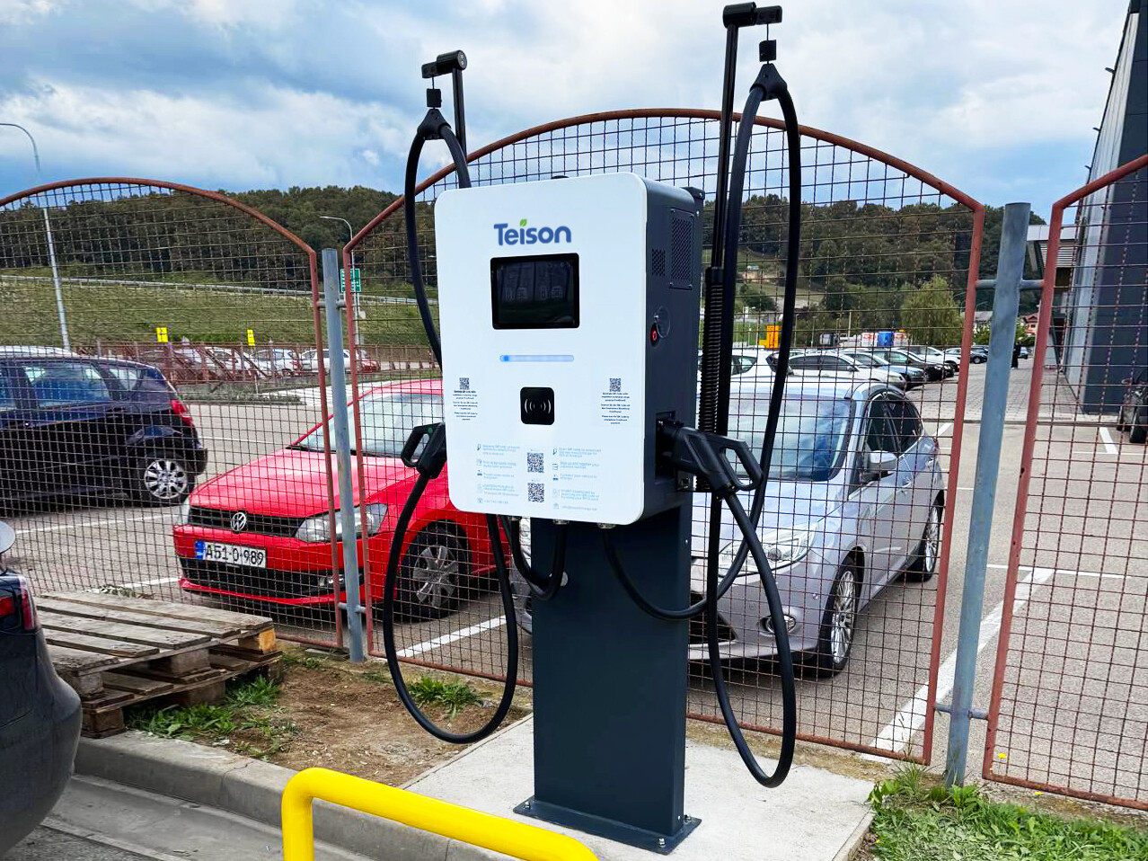 Teison 40kW DC wallbox şarj cihazı, kablo yönetim sistemi ile Bosna Hersek'te kuruldu, 2025 Teison 40kW DC wallbox şarj cihazı, kablo yönetim sistemi ile Bosna Hersek'te kuruldu, 2025