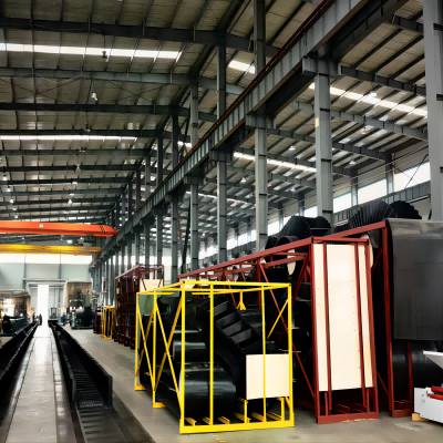 Evalúe su transportador vertical con la cinta transportadora de pared lateral QBF