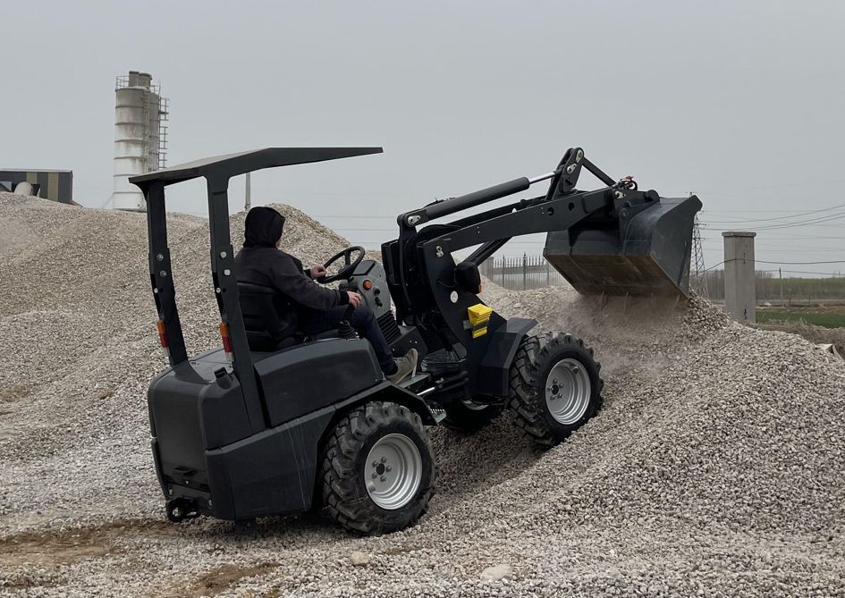 A European customer visited us and tried every model very carefully. 