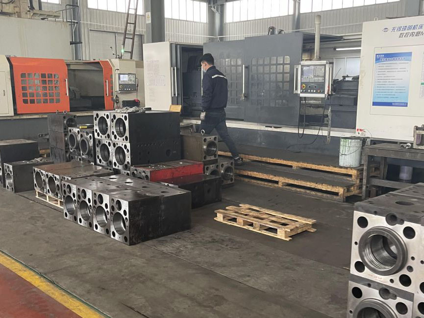 Hydraulic break hammer - external valve type