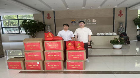 Une fraîcheur estivale offerte, une attention aux travailleurs de première ligne : la Fédération des syndicats de Donggang rend visite à Zhouxiang pour apporter une aide face aux fortes chaleurs