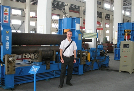 Un client européen visite notre usine pour découvrir les machines à rouler les plaques et exprime son intérêt à devenir notre distributeur