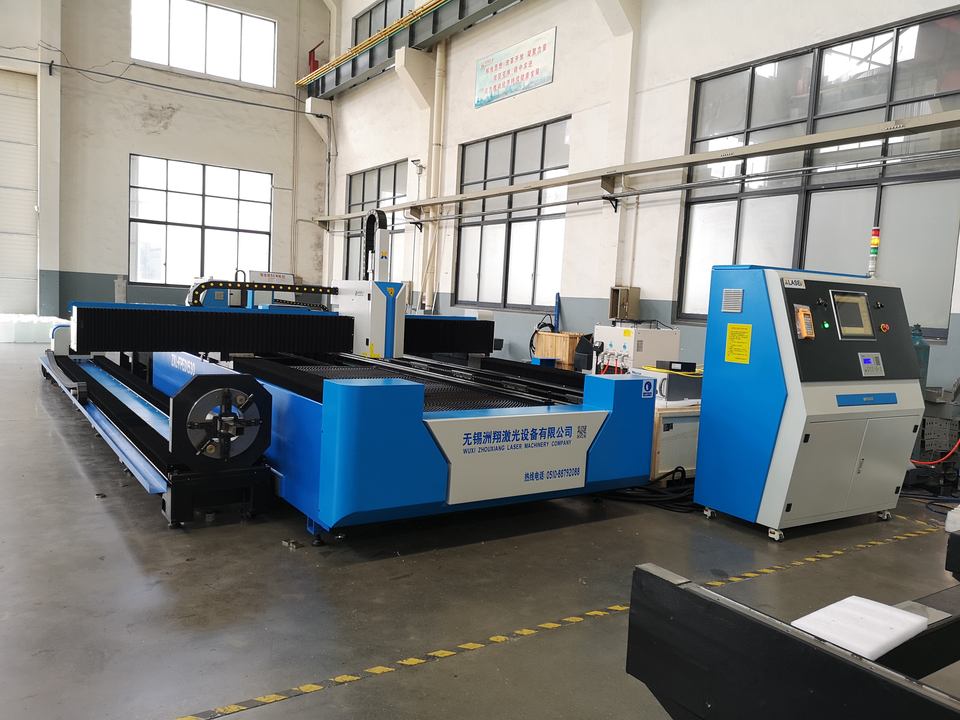 Machine de découpe de tuyaux et de plaques au laser à fibre