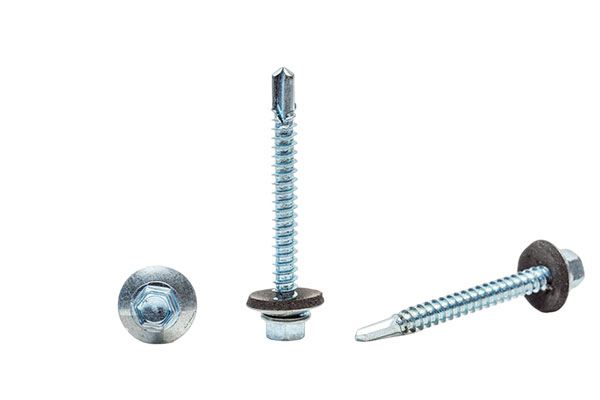 Tornillos de metal cromado con arandela.