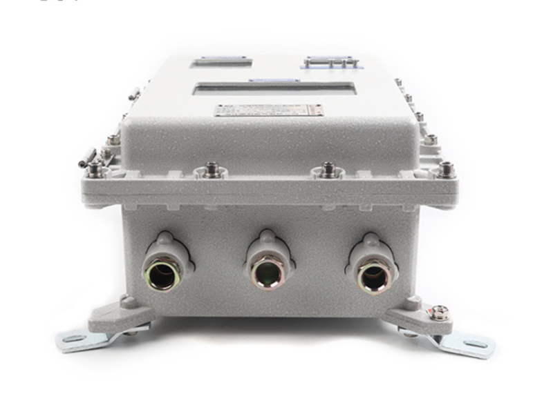 La caja de control a prueba de explosiones es un equipo de control eléctrico con rendimiento a prueba de explosiones, utilizado principalmente en lugares con entornos peligrosos donde existen gases, vapores, polvos, etc. inflamables y explosivos, como la 