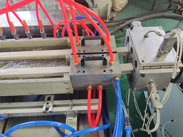 Línea de producción de perfiles para canaletas eléctricas de PVC