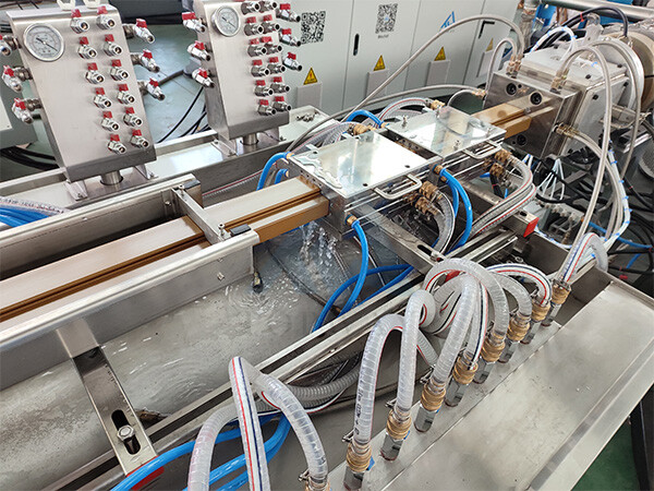 Línea de extrusión de perfiles PE PVC WPC
