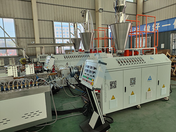 Línea de extrusión de perfiles PE PVC WPC