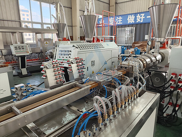 Línea de extrusión de perfiles PE PVC WPC