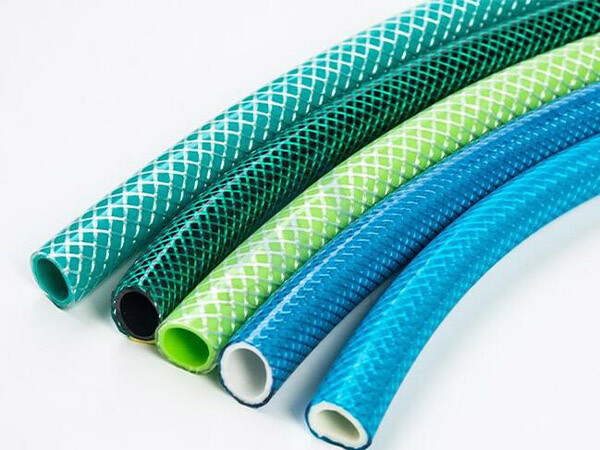 Maquina para fabricar mangueras reforzadas con fibra de PVC