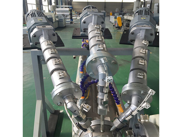 Maquina para fabricar mangueras reforzadas con fibra de PVC