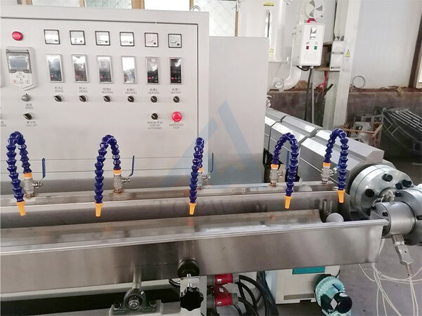 Maquina para fabricar mangueras reforzadas con fibra de PVC