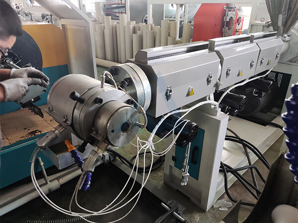 Maquina para fabricar mangueras reforzadas con fibra de PVC