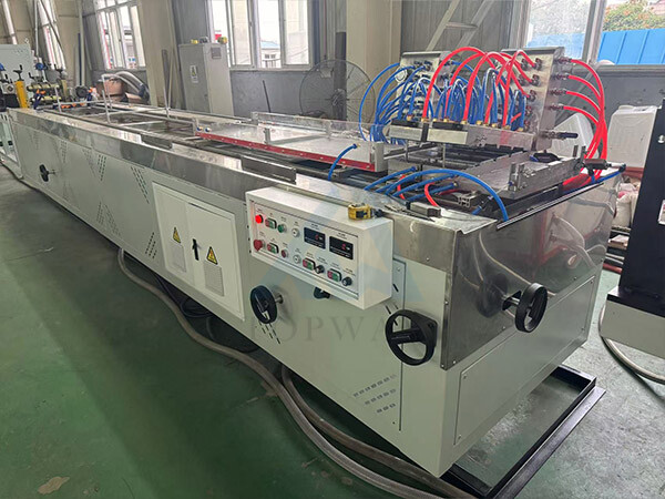 Línea de producción de paneles de vinilo y paneles de plafón de PVC Máquina de extrusión