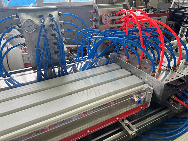 Línea de producción de paneles de vinilo y paneles de plafón de PVC Máquina de extrusión