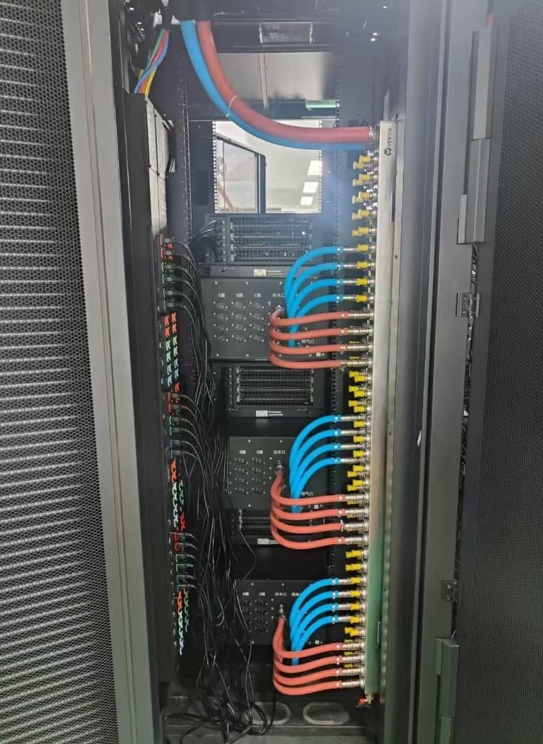 Banco de carga híbrido Sunwin montado en bastidor y refrigerado por aire + líquido: Una solución eficaz para pruebas en centros de datos