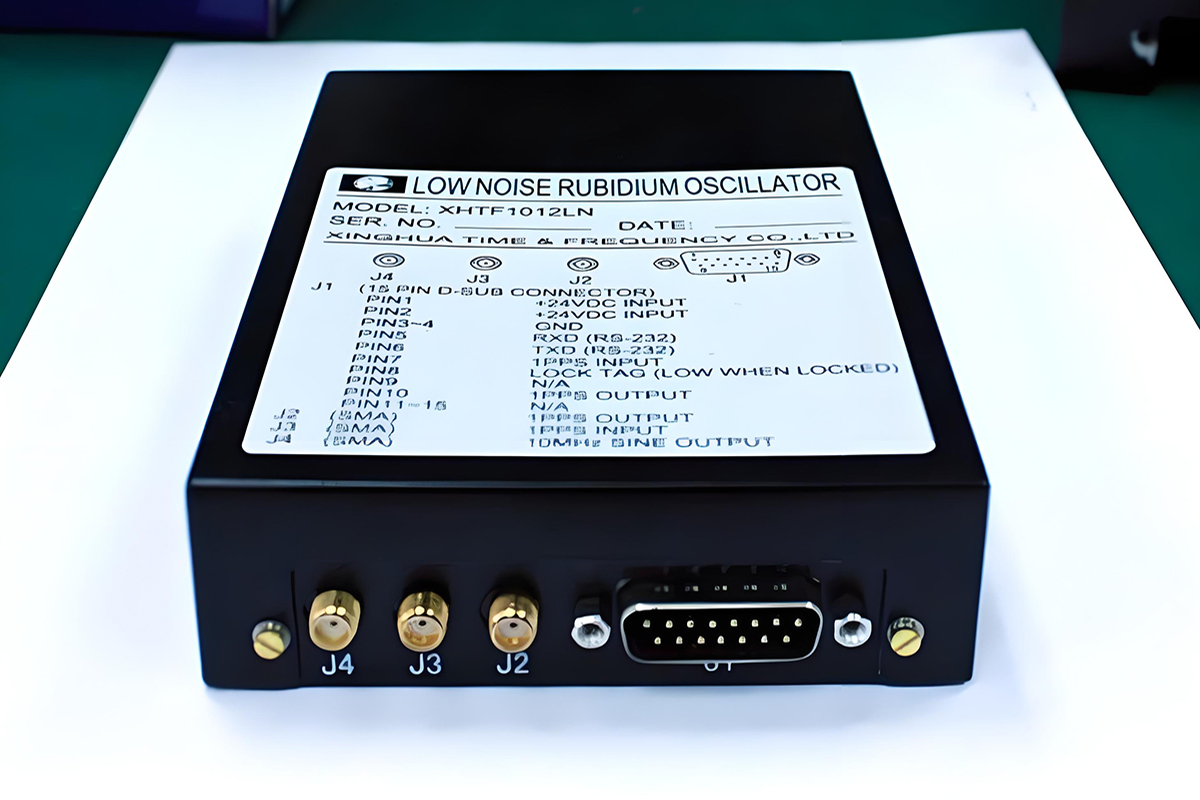 XHTF1012LN Reloj atómico de rubidio de bajo ruido de fase: Base de tiempos precisa para radares y comunicaciones