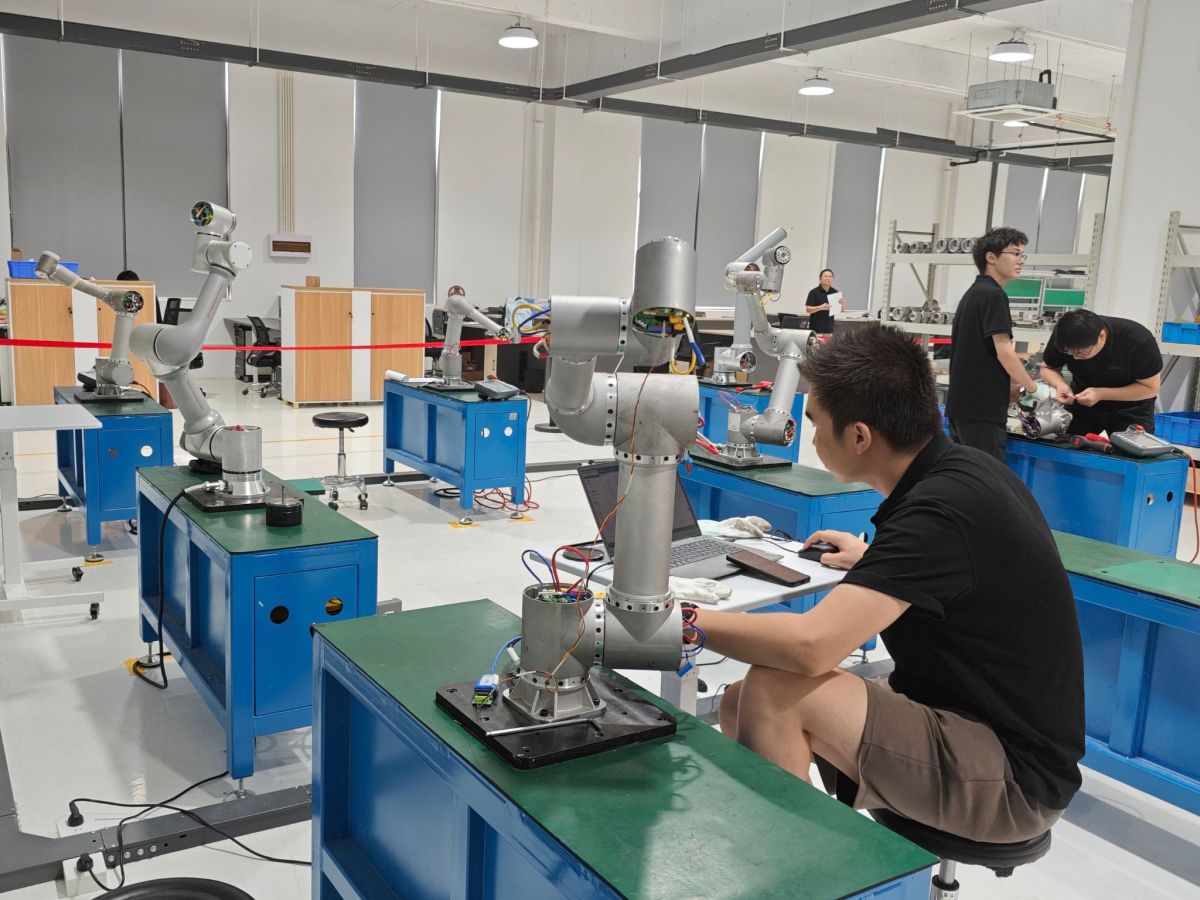 Collaborative robot arm with T-Type harmonic rotary joint modules