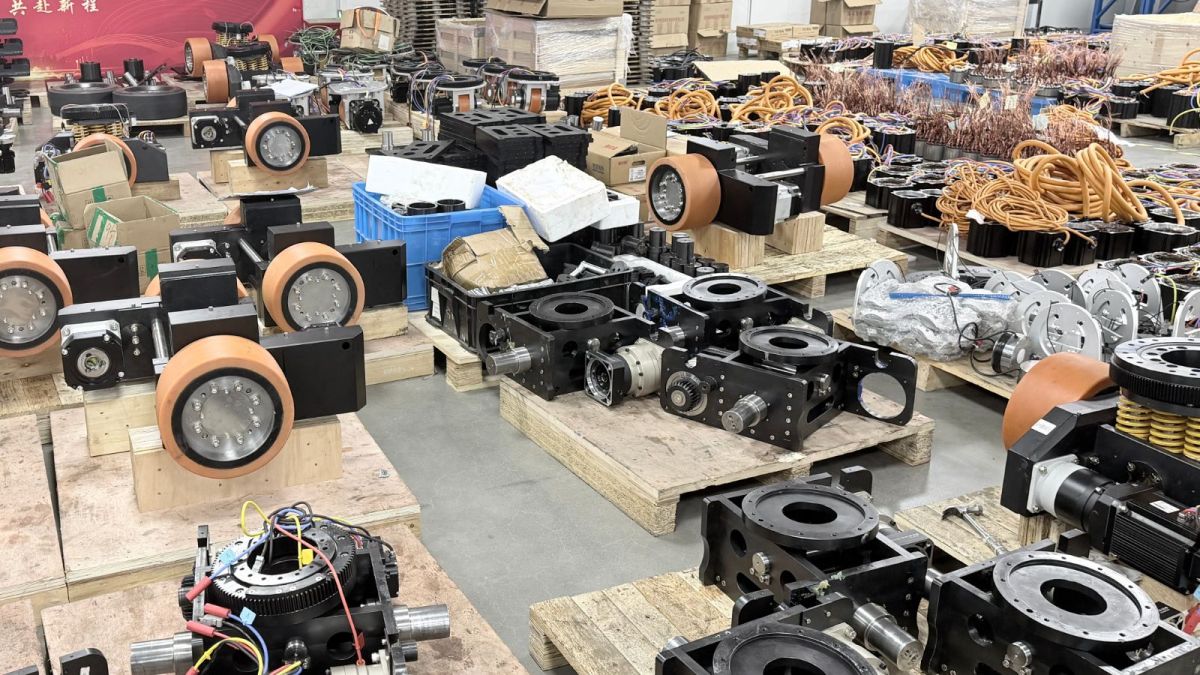 agv wheel motor manufacturer How to Choose a Wheel Motor for a Heavy-Duty AGV? Key Challenges from Dynamic Loads to 120-Ton AGV Drive Wheel Systems