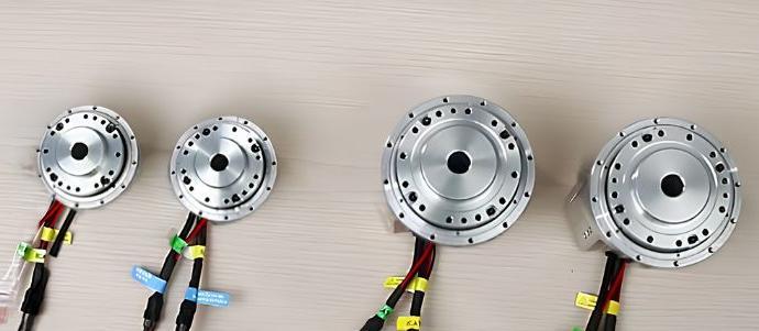 Module intégré d’articulation robotisée pour le câblage et la commande