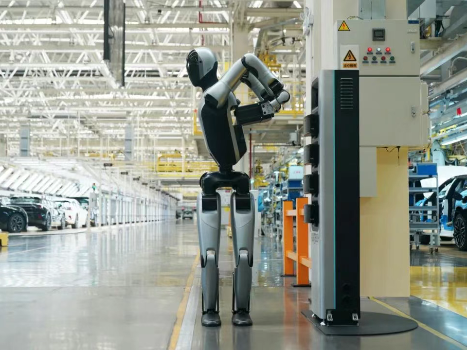 Harmonic Reducer Enables Industrial Humanoid Robot Walker S2 to Achieve Autonomous Battery Replacement for 24/7 Operation