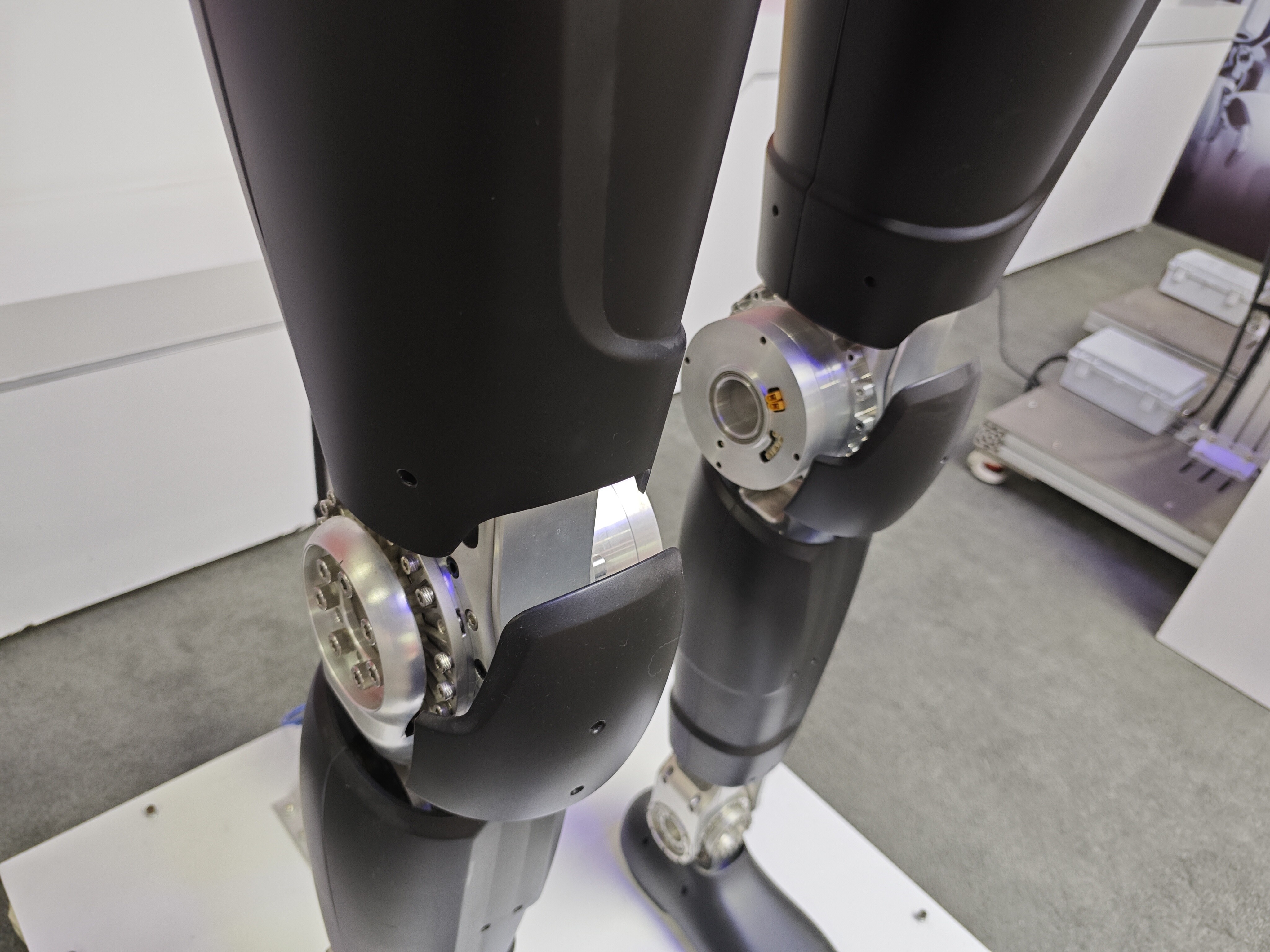 Humanoid robot knee