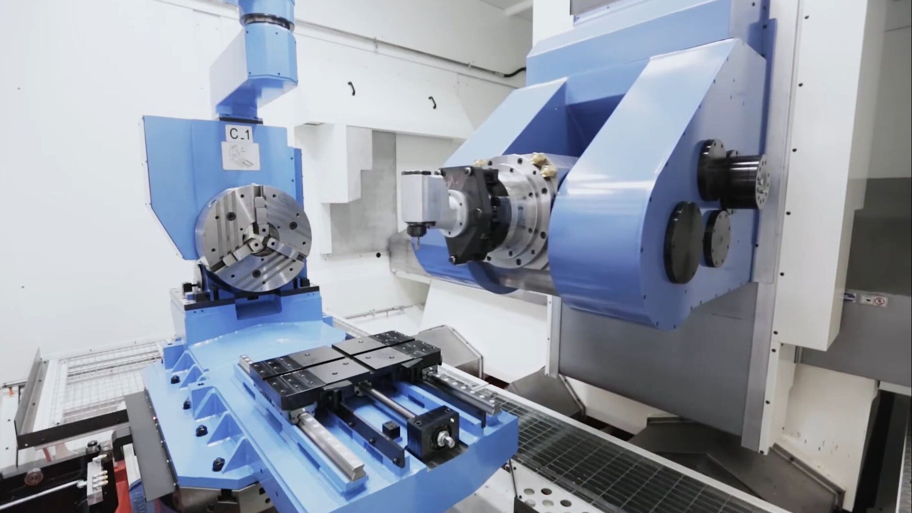 CNC milling machine with harmonic servo actuator
