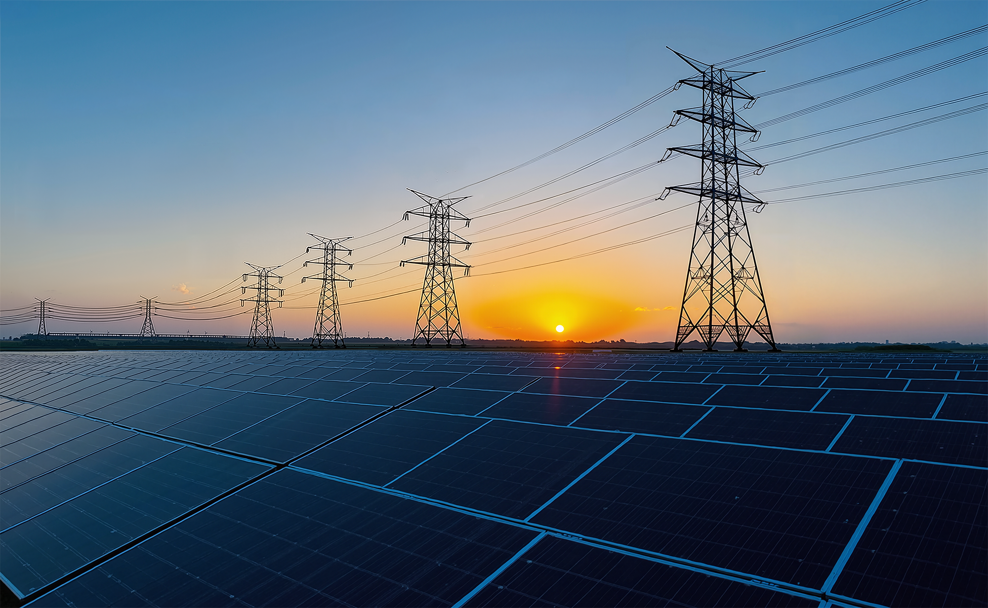 Materiales de floración_Contenido convencional-Serie de construcción Escritura realista Amanecer Luz bajo Paneles solares de central eléctrica + Imágenes de líneas de alta tensión_194632473