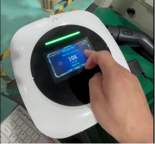 شاحن EV جداري للمركبات الكهربائية من المستوى 2 حتى 48 أمبير محطة شحن مركبات كهربائية EV جدارية Type 2 وGB/T بقدرة 32A / 7 kW / 11 kW / 22 kW مع Wi-Fi والتحكم عبر التطبيق